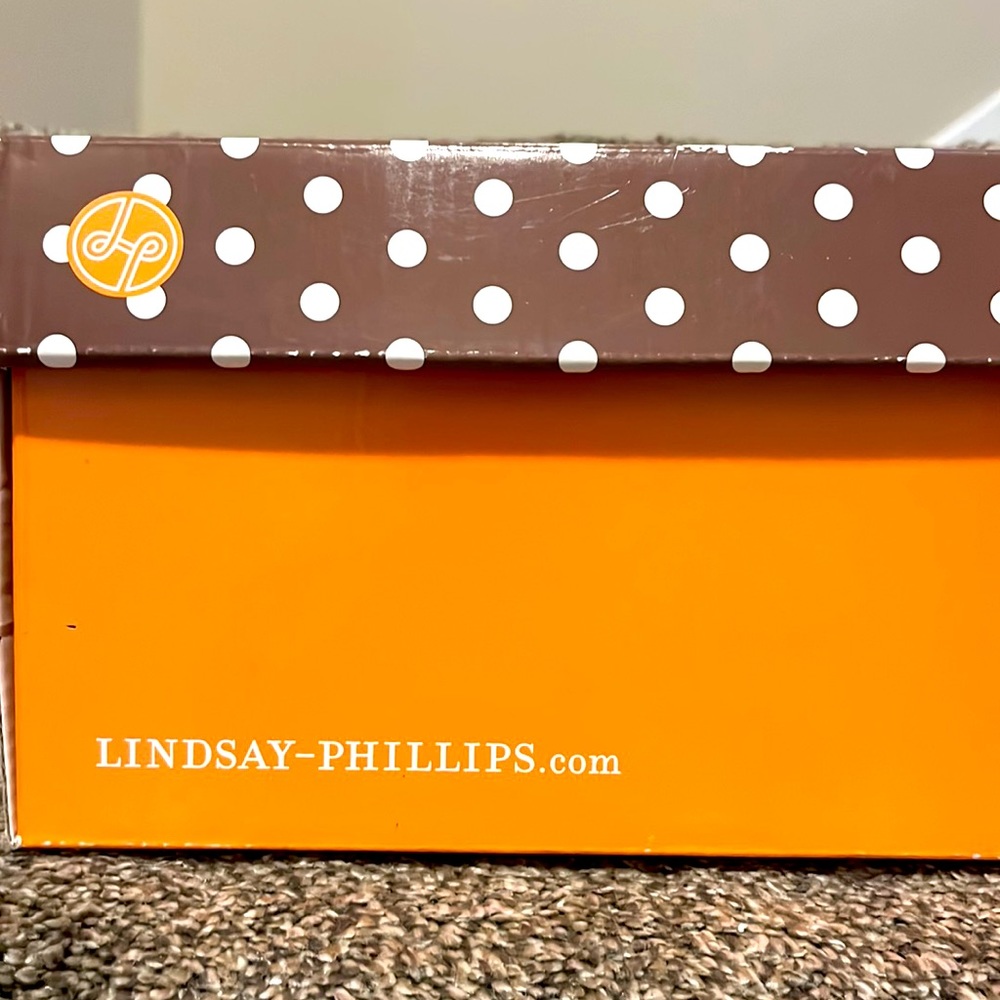 NIB Lindsay-Phillips snap decal wedge shoe accessories